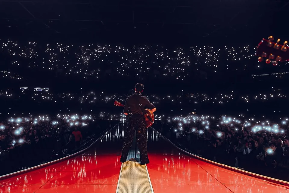Elliot James Reay performing to an arena audience.